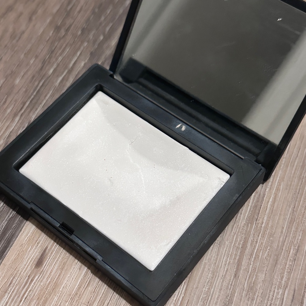 NARS Light Reflecting Setting Powder - Black Compact - Picture 3 of 4